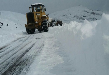 برف راه ارتباطی روستای چهاربرود عجب شیر را بست