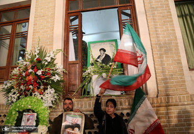 مراسم 12 بهمن و گلباران بیت امام خمینی(س) در قم 