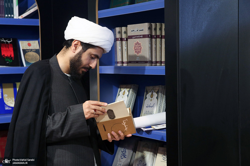 غرفه موسسه تنظیم و نشر آثار امام خمینی (س) در سی و پنجمین نمایشگاه کتاب تهران- 3