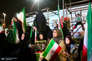 اجتماع مردمى در ميدان انقلاب