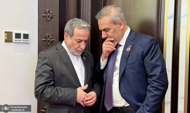 عکس جالب از گفت‌وگوی عراقچی و هاکان فیدان در حاشیه اجلاس سران سازمان همکاری شانگهای 