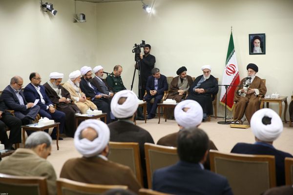 رهبر انقلاب اسلامی: نباید اجازه داد یاد شهیدان در اثر جلوه‌های کاذب فراموش شود