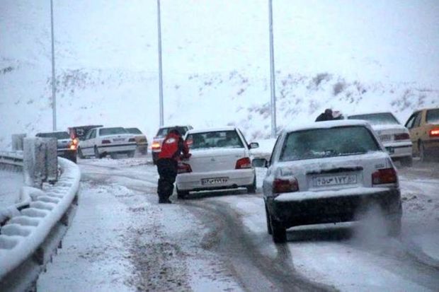 جاده های همدان به علت ریزش برف لغزنده است