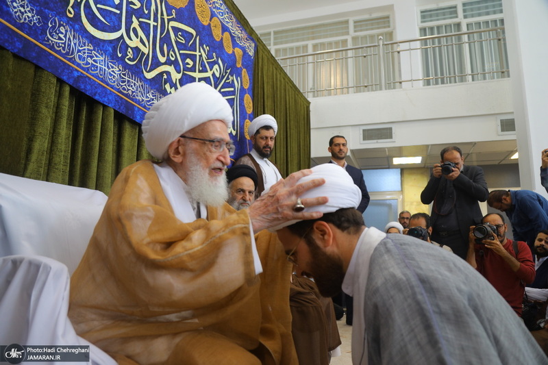 مراسم عمامه گذاری طلاب روز ولادت پیامبر اکرم (ص) و امام جعفر صادق (ع) در بیوت مراجع