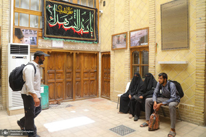 حضور زائران در بیت تاریخی حضرت امام در نجف در روزهای منتهی به اربعین