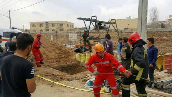نجات مقنی گرفتار شده از عمق چاه 9 متری در مشهد