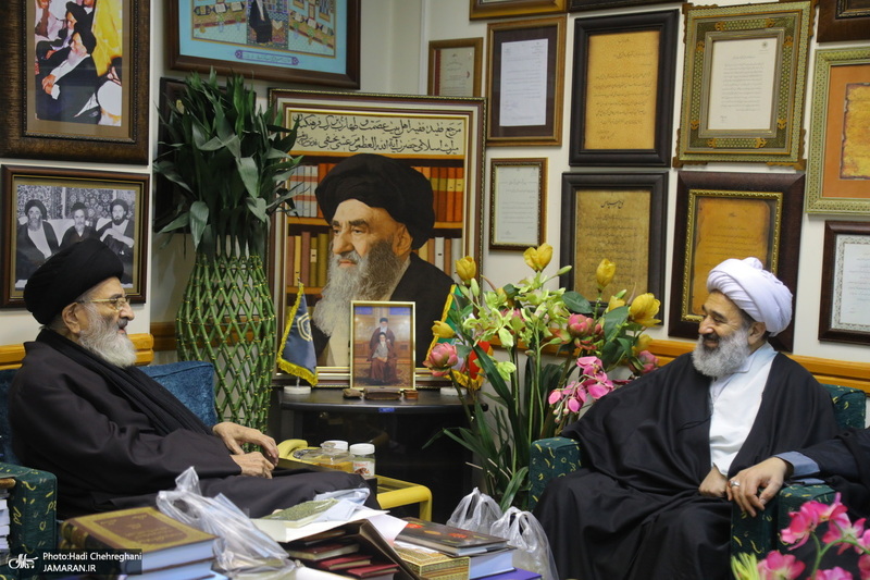 مراسم اهدای نسخه‌های خطی کتابخانه مرحوم آیت الله شاه آبادی به کتابخانه مرحوم آیت الله العظمی مرعشی نجفی