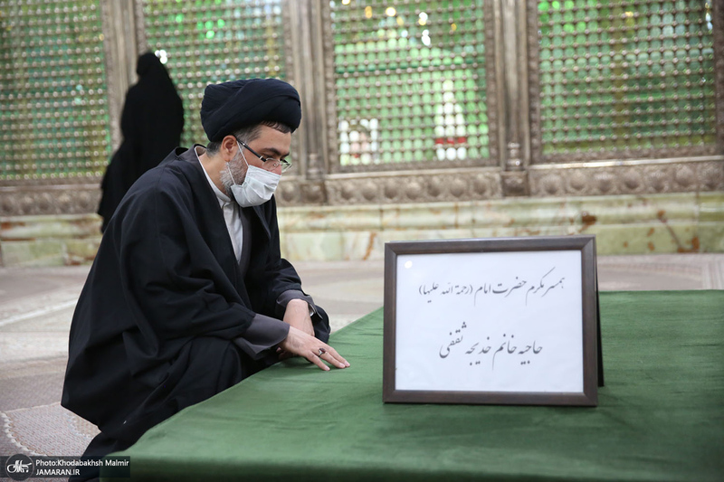 حضور خانواده مرحوم سید مرتضی طباطبایی بر مزار ایشان