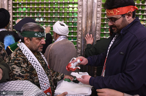 عطرافشانی حرم امام خمینی(س) توسط بسیجیان کاشانی