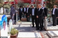 حضور پزشکیان بر مزار شهدای تجاوز رژیم صهیونیستی علیه ایران (3)