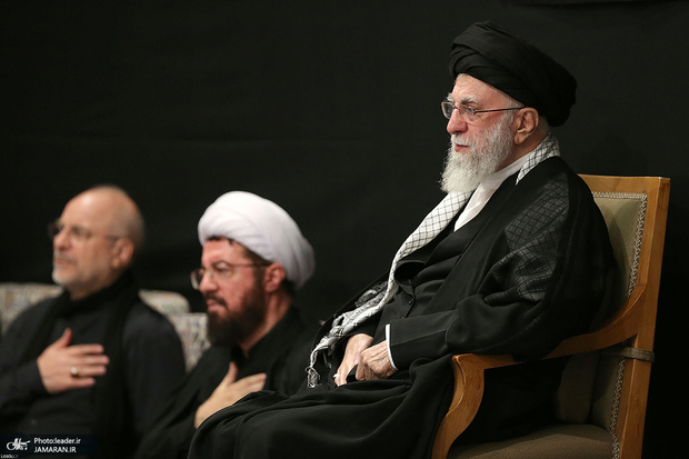 ببینید/ لحظه‌ای که رهبر انقلاب به حاج محمود کریمی گفتند: ای ایران بخوان...