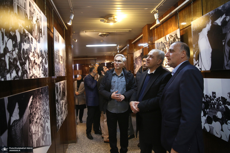 تجدید میثاق شهردار منطقه یک تهران و جمعی از معاونین با امام خمینی (س)