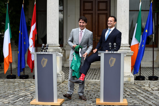 عکس/ جوراب های خنده دار نخست وزیر ایرلند