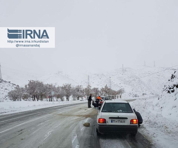 تردد وسایل نقلیه در گردنه خان و صلوات آباد با زنجیر چرخ امکان پذیر است