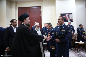 دیدار فرمانده نیری هوایی ارتش( امیر بهمن بهمرد )و جمعی از فرماندهان با سید حسن خمینی