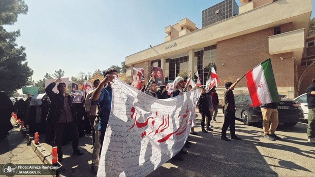 روایت دانشجویان دانشگاه شهید بهشتی از اتفاقات یکشنبه(سوم اسفند ماه)؛ از شعارها و پلاکاردهای دانشجویان تا ورود یک خودرو به محدوده حضور معترضان