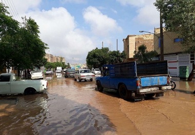 بارش باران منجر به آبگرفتگی برخی معابر اردستان شد