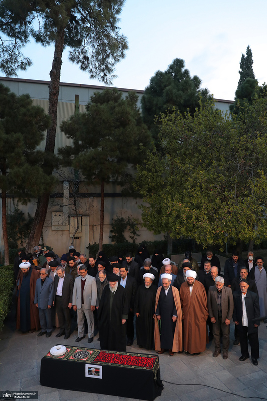 اقامه نماز رهبر معظم انقلاب بر پیکر آیت‌ الله امامی کاشانی (ره)