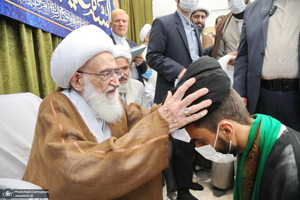 مراسم عمامه گذاری طلاب توسط آیت‌الله العظمی نوری همدانی و آیت الله فاضل لنکرانی در روز عید غدیر