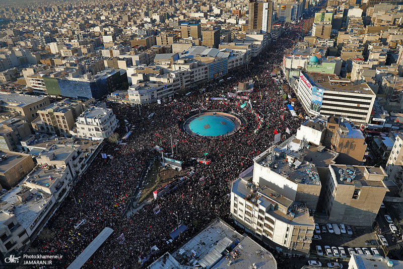 اقامه نماز رهبر معظم انقلاب بر پیکر سپهبد شهید حاج قاسم سلیمانی و شهیدان مقاومت