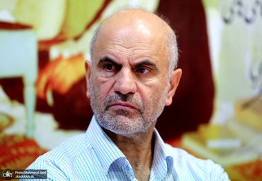 دعوت فرشاد مومنی از عبدالناصر همتی به مناظره: یا از کارهایتان دفاع کنید یا آنها را متوقف کنید
