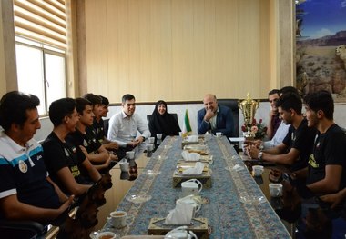 جوانان را به سمت ورزش، هدایت کنیم