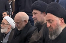 لحظاتی از حضور آیت‌الله سید حسن خمینی‌ در مراسم تشییع و تدفین پیکر مطهر رهبر شهید انقلاب و شهدای خانواده ایشان در حرم امام رضا (ع) 