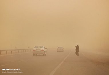 وزش باد شدید در یزد طوفان دید افقی را کاهش داد