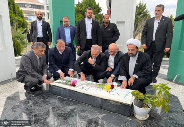 ادای احترام پزشکیان به مقام شامخ شهدای استان گلستان + عکس