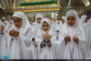 مراسم جشن تکلیف دانش آموزان دختر در حرم مطهر امام خمینی(س) 
