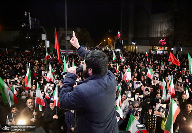 تجمع بزرگ مردمى در محله پیروزى تهران