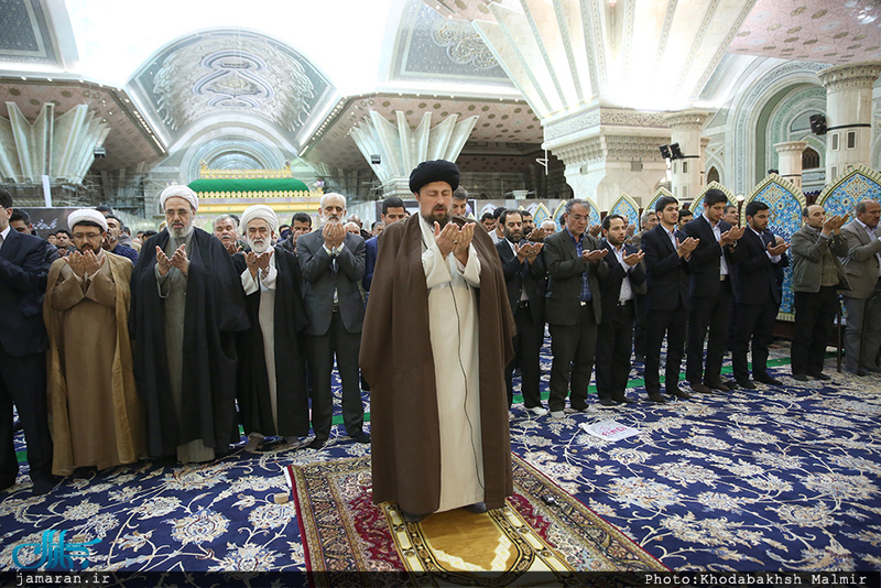 اقامه نماز مغرب و عشا توسط سید حسن خمینی در اولین پنجشنبه سال 1396