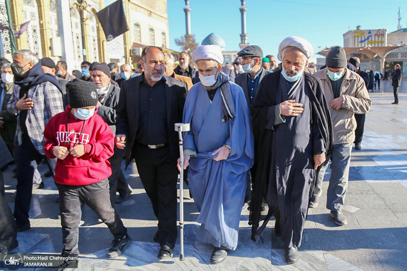 مراسم تشییع مرحوم حاج عیسی جعفری خادم امام خمینی (ره) در حرم حضرت معصومه (س)