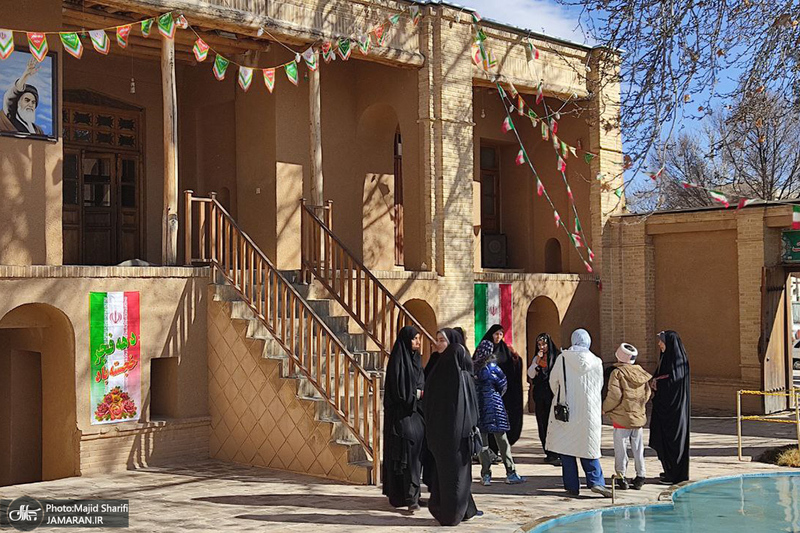 حضور اقشار مختلف مردم به مناسبت دهه فجر در بیت تاریخی امام خمینی (س)