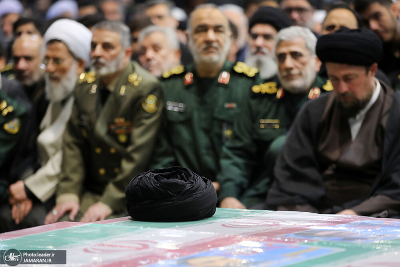 اقامه نماز رهبر معظم انقلاب بر پیکر رئیس جمهوری و یارانش