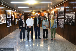 بازدید مهمانان خارجی شرکت کننده در مراسم وداع و تشییع رهبر شهید از حسینیه جماران