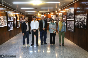 بازدید مهمانان خارجی شرکت کننده در مراسم وداع و تشییع رهبر شهید از حسینیه جماران
