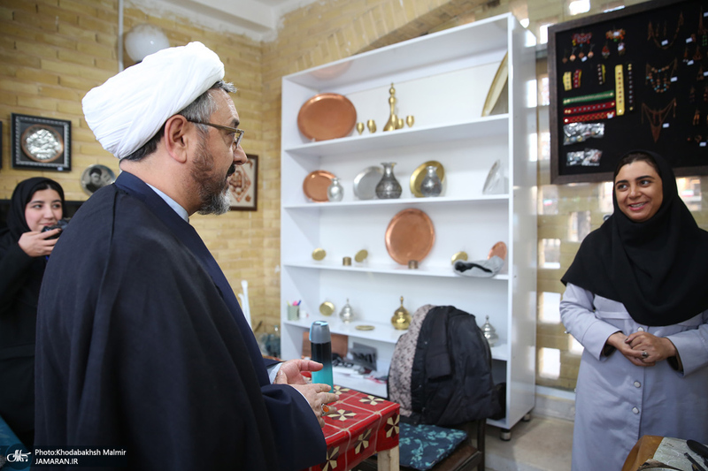 بازدید رئیس موسسه تنظیم و نشر آثار امام خمینی (س) از نمایشگاه عکس «امام دل‌ها‎»  و گذر فرهنگی هفته بر آستان آفتاب