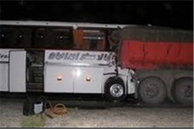 برخورد کامیون با اتوبوس مسافربری تعدادی مجروح داشت