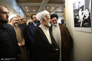 بازدید آیت الله دری نجف آبادی از نمایشگاه عکس امام دل‌ها‎