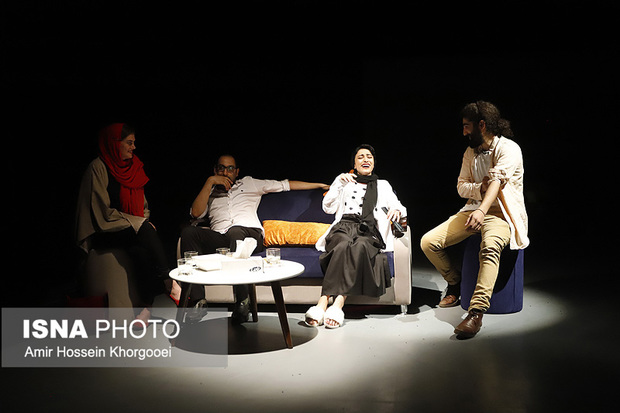 نمایش "خشکسالی و دروغ" در بندرعباس به روی صحنه رفت+فیلم