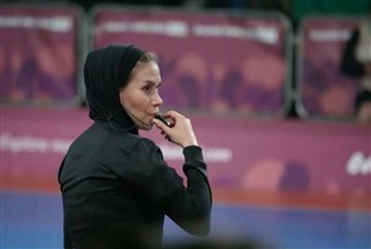 یک خانم ایرانی بازی ژاپن و پرتغال را قضاوت می کند 