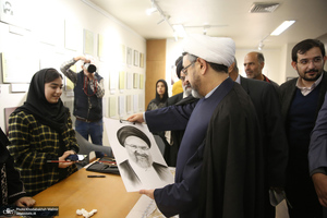 بازدید رئیس موسسه تنظیم و نشر آثار امام خمینی (س) از نمایشگاه عکس «امام دل‌ها‎»  و گذر فرهنگی هفته بر آستان آفتاب