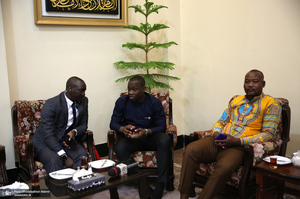 ادای احترام نخست وزیر بورکینافاسو و هیأت همراه نسبت به مقام شامخ بنیان‌گذار جمهوری اسلامی ایران