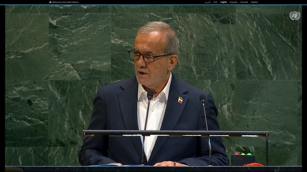 ببینید/ پزشکیان تصاویر شهدای جنگ 12 روزه را در سازمان ملل نشان داد