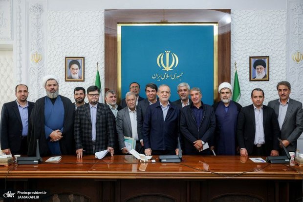 پزشکیان: توان دفاعی امروز کشور قابل مقایسه با پیش از جنگ تحمیلی 12 روزه نیست/ اقدامات مناسب بر پایه راهکارهای ریشه‌ای سامان دادن به ناترازی‌ها آغاز شده است/ تفویض اختیار به استان‌ها در راستای رفع خودتحریمی‌ها انجام شد