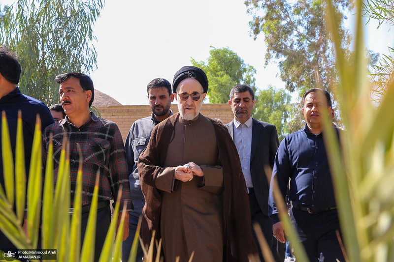 حضور سید محمد خاتمی بر مزار آیت الله سید روح الله خاتمی (ره)