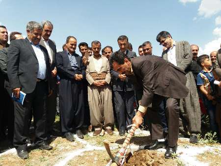 یک واحد آموزشی در روستای 'کوخ شیخ الاسلام' بانه کلنگ زنی شد