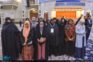 ادای احترام شرکت کنندگان در  مسابقات بین المللی قرآن کریم  به مقام شامخ حضرت امام خمینی(س)