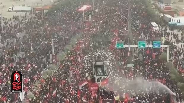 پیکر مطهر رهبر شهید انقلاب در آغوش جمعیت گسترده عزاداران در مسیر تشییع قم